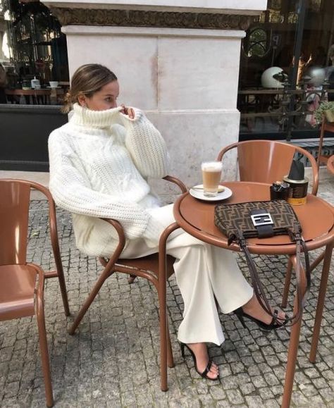 Neutral Dressing, Style Chic Parisien, Aritzia Style, Sofia Coelho, Dress Like A Parisian, Minimalist Moda, Dorothy Dandridge, Style Parisienne, Kimono Outfit