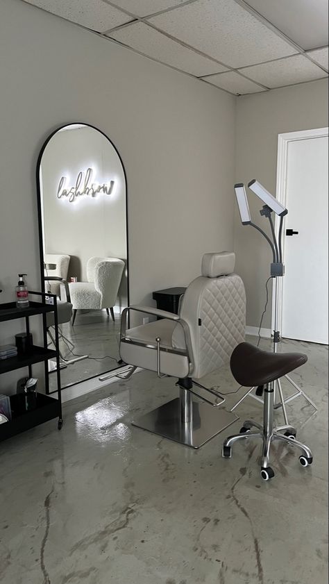 Keratin Salon Design, Small Space Beauty Salon Ideas, Hair Salon Booth Decor, Home Based Hair Salon Ideas, Grey Salon Decor, Barber Room Ideas, Studio Hair Salon Ideas, Salon Aesthetic Beauty, In House Salon Ideas