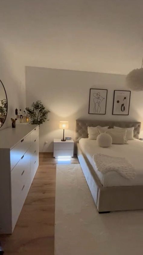 Bedroom Ideas For Big Rooms Women, Bedroom Inspirations Clean Girl, Bedroom Inspo Clean Girl, Small White Room Ideas, Simple Clean Bedroom Ideas, Basic Room Ideas Simple, Room Inspiration Clean Girl, Clean Girl Aesthetic Room Ideas, Simple Clean Room Ideas