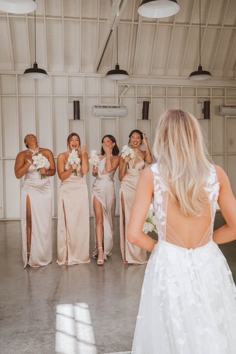 Bride With Bridesmaids Pictures Cute Ideas, Bridesmaid Reaction Photo, Wedding Day Photography Bridesmaids, Bridesmaid Film Photos, Bridesmaid First Look Photos, Wedding Photography Bride And Bridesmaid, Bridesmade Photos Wedding Pics, Wedding Picture Ideas With Bridal Party Getting Ready, Wedding Bride Pictures