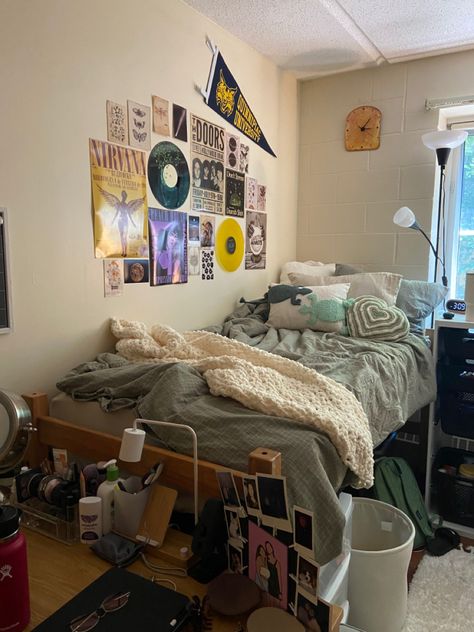 Dorm Room Tv Set Up, Guys College Dorm, Boho Dorm Room Ideas Colleges, College Aesthetic Dorm Room, Artsy Dorm Room, Dark Dorm Room Aesthetic, Dorm Rooms Ideas, Dorm Bedding Ideas, College Dorm Room Ideas Aesthetic