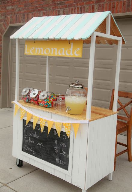 Lemonade Stands and Lemonade Recipes - The Idea Room Kids Lemonade Stands, Balcon Mic, Diy Lemonade Stand, Kids Lemonade, Diy Lemonade, Bar Deco, Ice Cream Stand, Deco Champetre, Food Cart Design