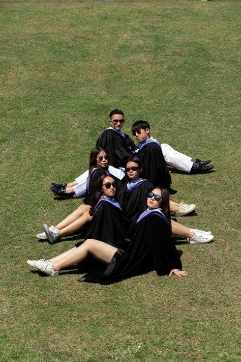 Graduation Fotoshoot Ideas, Convo Shoot Idea, Poses For Groups Of Four, Group Photoshoot Graduation, Convo Photoshoot Idea, Group Photos Poses, Graduation Group Photoshoot, Graduation Group Pictures, Yearbook Photo Ideas