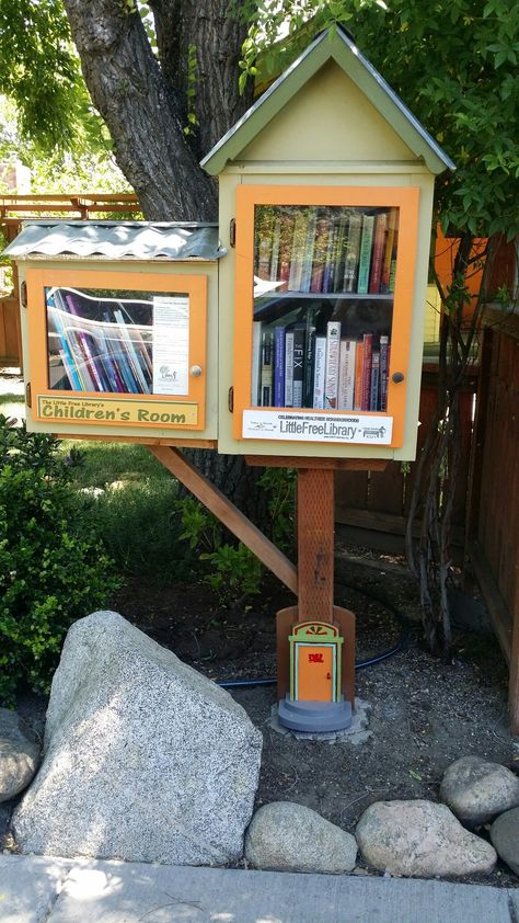 Yard Library House Diy, Mini Free Library, Portable Library Ideas, Community Library Boxes Diy, Mini Community Library, Street Library Diy, Community Book Library, Lending Library Ideas Diy, Library Boxes Front Yards