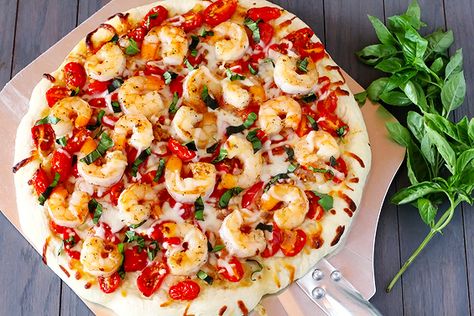 Shrimp Fra Diavolo Pizza. Simply stated...this sounds refreshingly delicious. Shrimp, tomatoes, red pepper flakes, dry white wine and the list goes on and on. Yum. Shrimp Fra Diavolo, Shrimp Pizza, Fra Diavolo, Healthy Pizza Recipes, Pizza House, Gimme Some Oven, Pizza Flavors, Healthy Pizza, Pizza Toppings