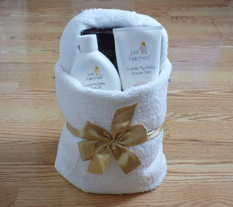 Towel Folding Ideas, Towel Origami, Washcloth Crafts, Towel Basket, Folding Towels, Towel Cake, Towel Cakes, Origami Gifts, Towel Animals