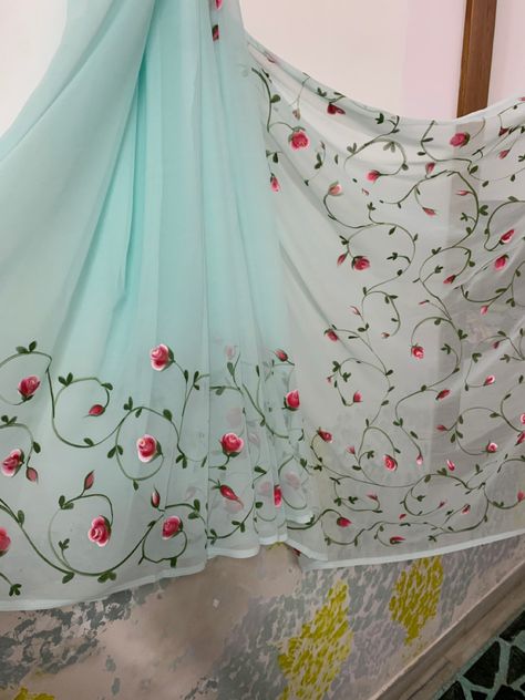 Fabric Painting On Georgette Saree, Fabric Painting Designs For Saree Border, Painting On Satin Fabric, Hand Painted Sari, Hand Painted Saree Design, Hand Painting Saree, Saree Hand Painting Designs, Hand Paint Dress Design, Hand Painted Sarees Floral