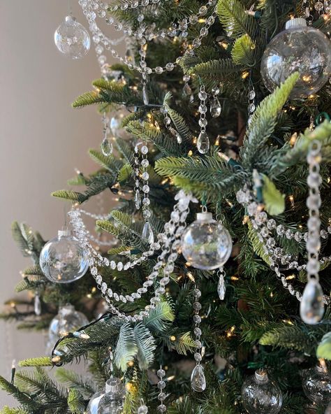 Clear Glass Ornament Tree, Green Silver Christmas Decor, Cristal Ornaments Christmas Tree, Crystal Xmas Tree Decorations, Clear Christmas Tree Ornaments, Clear Tree Ornament Ideas, Crystal Decorated Christmas Trees, Crystal Xmas Tree, Alternative Christmas Tree Topper