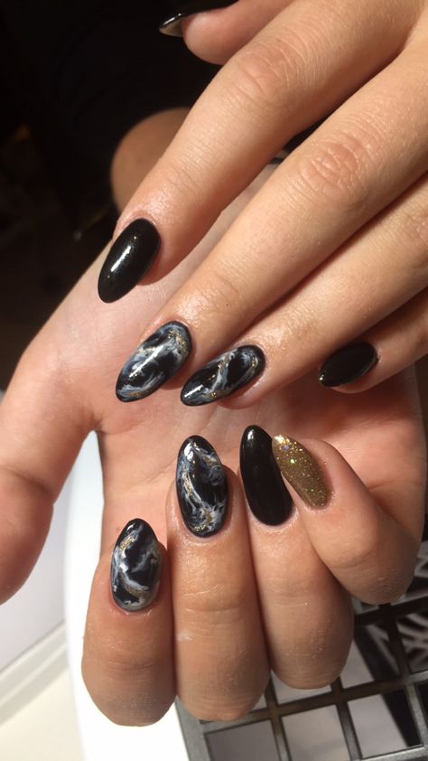 Marble Black Nails, Nail Art Hitam Aesthetic, Black And Gold Marble Nails, Dark Academia Nails, Black Marble Nails, Black Gold Nails, Witchy Nails, Black And Gold Marble, Black Nail Art