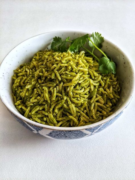 Peruvian Green Rice, Peruvian Rice, Beet Recipes Healthy, Mexican Beans, Dishes To Make, Latin American Recipes, Indian Curries, Green Rice, Rice Side Dishes