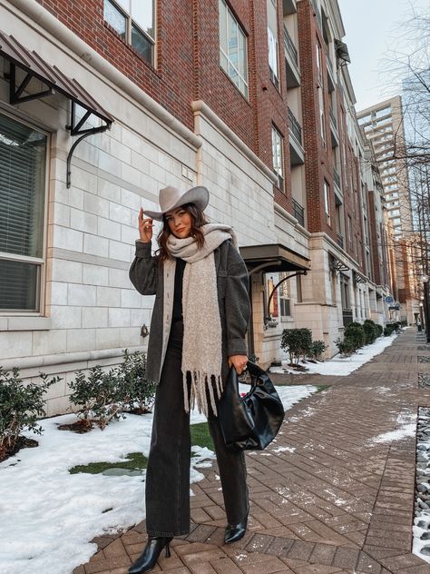 Winter Cowboy Hat Outfit, Women’s Cowboy Hat Outfits, Black Felt Cowboy Hat Outfit, Celebrity Cowboy Boots Outfit, Western Hat Outfit Winter, Cowboy Hat Outfit Woman Winter, Western Chic Fall Outfits, Cowgirl Airport Outfit, Texas In Winter Outfits