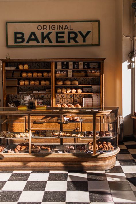 Boutique Patisserie, Rustic Bakery, Bread Display, Vintage Bakery, Bakery Shop Design, Bakery Store, Bakery Interior, Bakery Design Interior, Italian Bakery