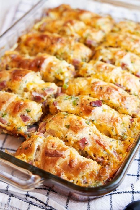 Easy Recipe For Large Groups, Cresent Roll Breakfast Bake, Quick And Easy Dinner Recipes For A Crowd, Egg Wich Recipe, Hand Held Food Meals, Fun Weekend Breakfast Ideas, Easy Puff Pastry Breakfast Recipes, Company Breakfast Ideas, Breakfast Handhelds