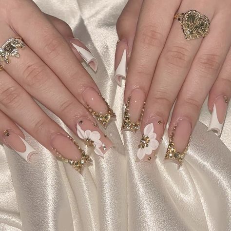 Champagne Nail Ideas, Short Acrylic Nails Gold, White And Gold Glitter Nails, Gold Quince Nails, Nail Inspo Medium Length, Gold Bling Acrylic Nails, Short Quince Nails, Gold Nails Prom, Gold French Tip