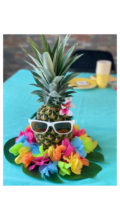 Aloha Party Table Decorations, Hawaiian Theme Party Table Decor, Aloha Table Decorations, Backyard Luau Party Ideas Diy, Hawaiian Party Centerpiece, Summer Beach Party Decorations, Tropical Table Decorations For Party, Aloha 30th Birthday Party Ideas, Tropical Theme Birthday Party Decor