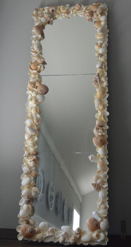 Coastal Living Mirror, Shells On Mirror Diy, Vintage Beach Room Decor, Pretty Mirrors Bedroom Decor, Authentic Room Decor, Diy With Shells Decor, Mirror With Seashells, Siren Core Room Decor, Shells Room Decor