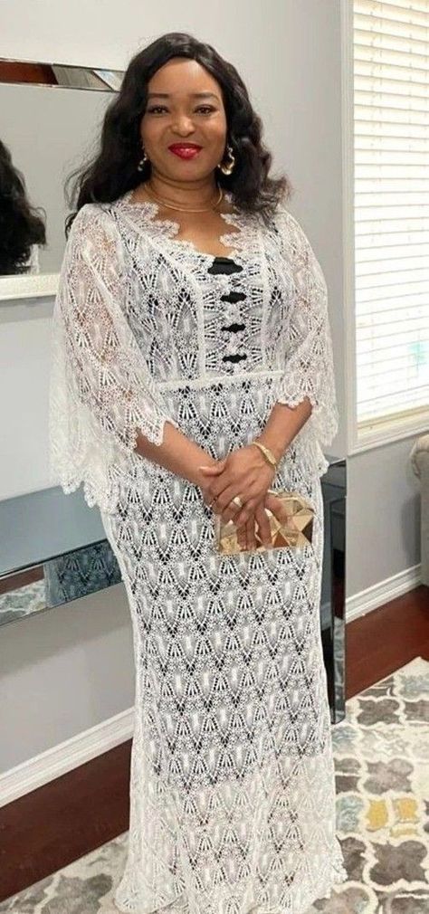 Africa Lace Dress Styles, Dantelle Dresses, Fall Dress Casual, Casual Fall Dress, White Lace Outfit, Lace Dress Outfit, Lace Dress Classy, Dress And Sneakers Outfit, Kaftan Styles