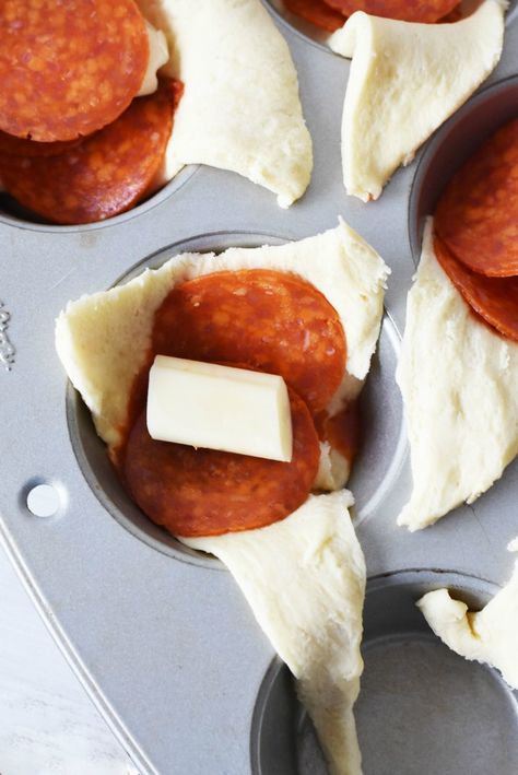 Pepperoni-Crescents Pizza Bomb, Pepperoni And Cheese, Crescent Recipes, Pizza Calzone, Bombe Recipe, Crescent Roll Recipes, Pizza Bites, Easy Pizza, Crescent Roll