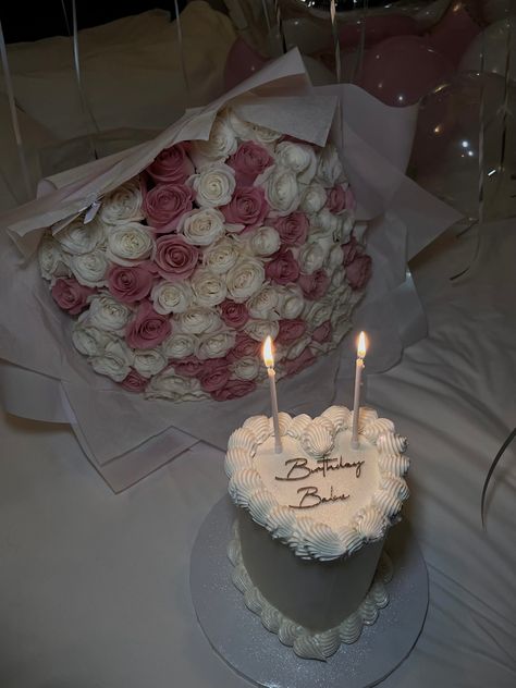 Pink And White Roses Bouquet, 27th Birthday Cake, 29th Birthday Cakes, White Roses Bouquet, 16 Outfits, 18th Birthday Party Themes, Small Birthday Cakes, Vintage Birthday Cakes, Heart Birthday