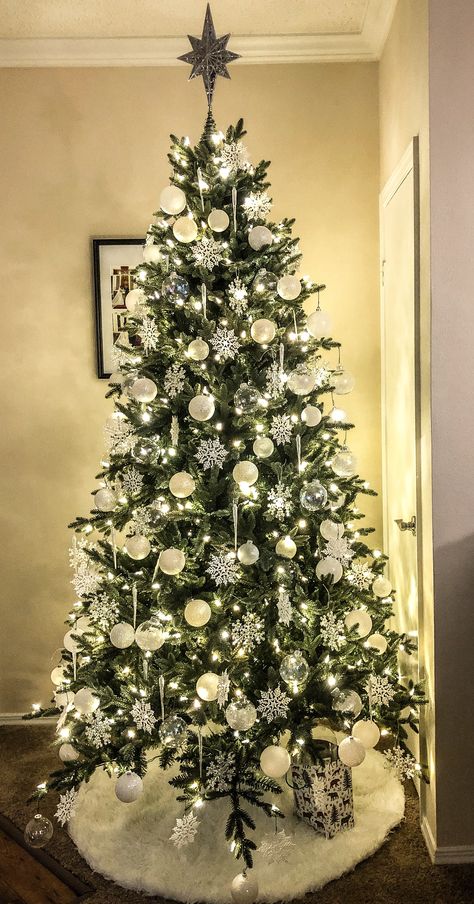 Snowflake Garland Christmas Tree, Simple White Christmas Tree Ideas, Sliver White Christmas Tree Decor, Green Christmas Tree With White Decor, White Christmas Decor Tree, Christmas Tree White Decorations, Christmas Tree With White Ornaments, White And Silver Christmas Tree Ideas, Christmas Tree Decor Ideas 2023 Trends