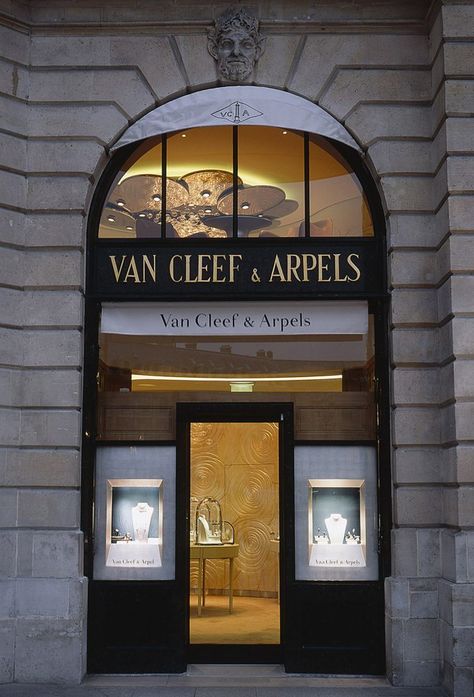 Van Cleef & Arpels - Paris - Patrick Jouin - Molteni&C Contract Jouin Manku, Laduree Macarons, Van Cleef And Arpels Jewelry, Van Cleef & Arpels, Fairy Wallpaper, Van Cleef And Arpels, School Jewelry, Paris Shopping, Adidas Outfit