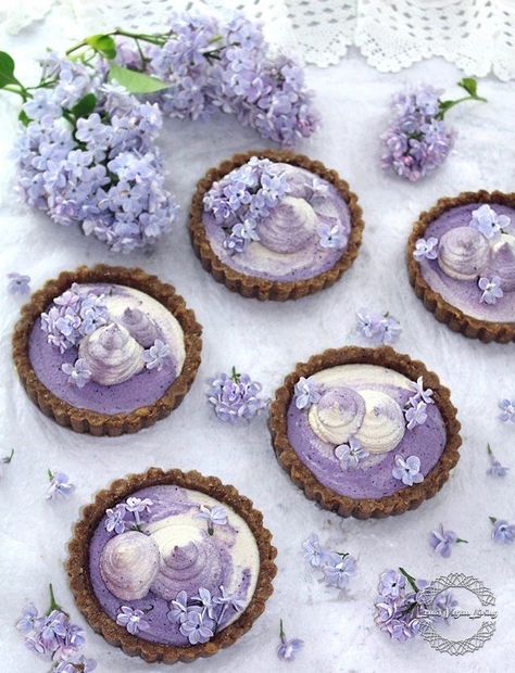 Blueberry Tarts, Cottagecore Baking, Purple Desserts, Cottagecore Recipes, Edible Flowers Recipes, Fairy Food, Blueberry Tart, Purple Food, Vegan Shirts