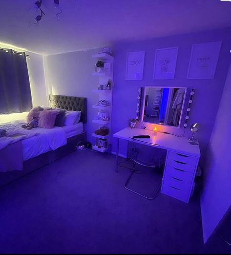 Room Ideas Aesthetic Sporty, Bedroom Ideas Full Size Bed, Latina Bedroom Ideas, Rearrange Bedroom Ideas, Room Ideas Black Girls Ideas, Room Ideas With Vanity, Basement Bedroom Aesthetic, Latina Room Aesthetic, Pretty Room Aesthetic