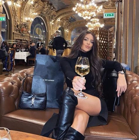 Luxury Lifestyle Women Inspiration, Women Inspiration, Luxury Lifestyle Fashion, St Patrick's Day Outfit, Luxury Lifestyle Women, Lifestyle Women, Luxury Lifestyle Dreams, Foto Poses, Paris Outfits