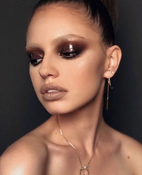 Smokey Eye Runway Makeup, Malvina Isfan, Runway Styling, Mime Makeup, Glossy Eyeshadow, Glossy Eyes, Eye Makeup Styles, Smokey Eye For Brown Eyes, Glossy Makeup