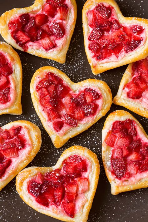 Strawberry Cream Cheese Breakfast, Breakfast Pastry Recipes, Cream Cheese Breakfast, Valentines Recipes Desserts, Valentines Breakfast, Heart Shaped Food, Tasty Pastry, Cheese Pastry, Cheese Breakfast