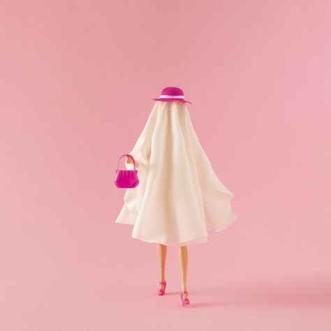 Girl in ghost costume with pink hat, purse and high heels. Minimal halloween fashion and party concept. Pink Halloween Aesthetic Costume, Halloween Barbie Aesthetic, Barbie Halloween Aesthetic, Barbie Halloween Decor, Barbie Halloween Party, Ghost Barbie, Spooky Barbie, Ladies Purses Handbags Style, Pink Halloween Aesthetic