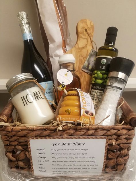 Welcome Home Basket, Gift Ideas Creative, Traditional Housewarming Gifts, Practical Housewarming Gifts, Creative Gift Baskets, Gift For Guys, Homemade Gift Baskets, Housewarming Gift Ideas, New Home Presents