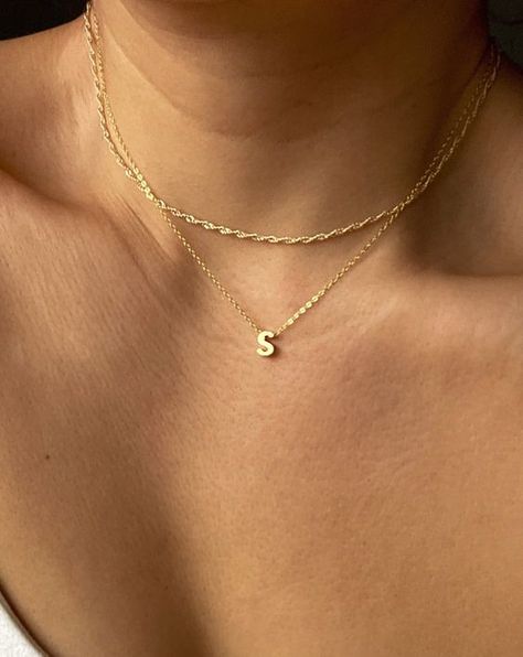 Initial Necklace Stack, Everyday Initial Necklace, Cute Necklace Stacks, Everyday Necklace Stack, Stacked Jewelry Necklaces, Necklace Stacking Gold, S Necklace Initial, Necklaces Combo, Gold Everyday Necklace