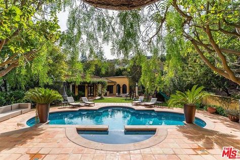 The private estate has a large garden with a swimming pool, spa and sunbeds, several outdoor seating areas along with a tennis court, and huge playground area that will no doubt prove popular when Kendall's nieces and nephews come to visit. Kendall Jenner House, Kendall Jenner News, Khloe Kardashian House, Kardashian Home, Jenner House, Beverly Hills Mansion, Beverly Hills Houses, Garden Suite, Charlie Sheen