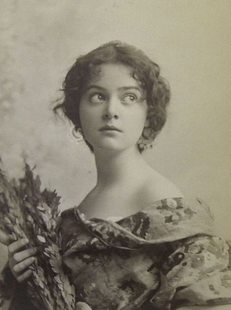 Minnie Ashley (1878-1946) - American Actress, Singer and Dancer. Circa 1892-1900. Vintage Foto's, Old Portraits, Portrait Vintage, Mae West, Gene Kelly, Old Photography, Penny Dreadful, Holding Flowers, Victorian Women