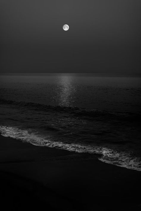 grayscale photo of ocean waves photo – Free Malibu Image on Unsplash Ocean Waves Photos, Outer Space Pictures, Nature Images Hd, Moon Beach, Ocean At Night, Beach At Night, Sea Wallpaper, Photos For Profile Picture, Beach Night