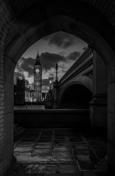 Rainy London Aesthetic, London Aesthetic Wallpaper, White Aesthetic Wallpaper, Black Building, Monochrome Aesthetic, Aesthetic Black And White, Aesthetic London, A Darker Shade Of Magic, Building Aesthetic