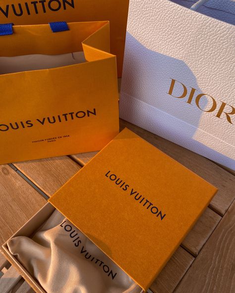 Shopping , LV aesthetic Lois Viton, Lots Of Money Aesthetic, Louie Vuttion, Lv Aesthetic, Shopping Louis Vuitton, Luis Viton, Lui Viton, Aesthetic Louis Vuitton, Louis Vuitton Aesthetic