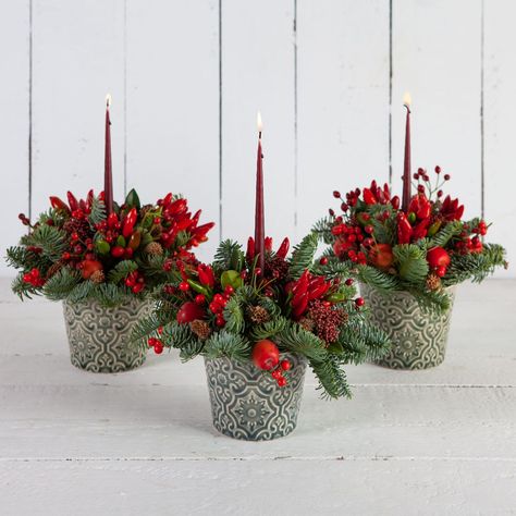 Christmas Candle Table Decorations, Christmas Foliage Table Decorations, Candle Arrangements Christmas, Christmas Evergreen Centerpieces, Christmas Candle Arrangements, Christmas Floristry Ideas, Christmas Flower Ideas, Christmas Table Flower Arrangements, Christmas Floral Ideas