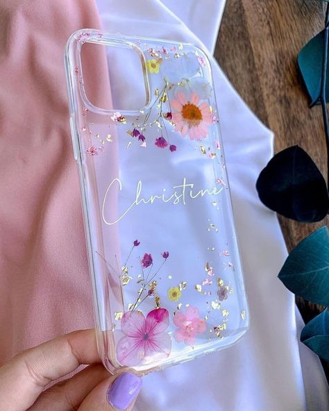 Phone Cover Resin Art, Epoxy Phone Case, Resin Mobile Cover Ideas, Resin Cover Phone, Resin Phone Cover Design, Resin Art Phone Cover, Resin Phone Case Ideas, Resin Back Cover, Mobile Cover Ideas