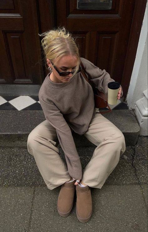 European Fall, Cozy Sweaters Outfits, Adrette Outfits, Uggs Outfit, Looks Street Style, Stockholm Fashion, How To Pose, Autumn Outfit, Outfit Inspo Fall