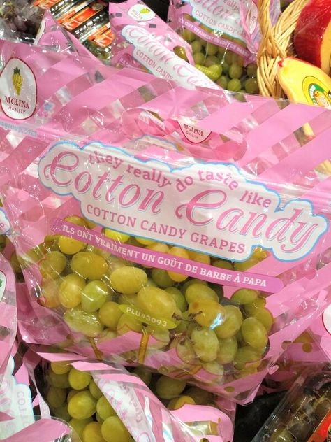 Yes these grapes really taste like Cotton Candy. Cotton Candy grapes from Mexico are available from May to June  #cottoncandygrapes #grapes #fruit #seasonal #eatlikenooneelse | eatlikenoone.com Candy Grapes, Cotton Candy Grapes, Growing Cotton, Cotton Candy Flavoring, Sprouts Farmers Market, Walnut Salad, Food Babe, Green Grapes, Food Obsession