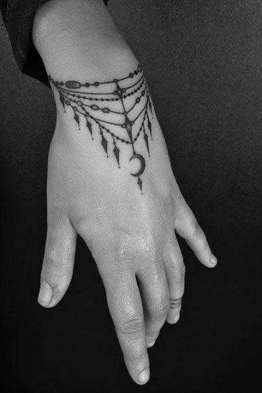 25 Cool Hand Tattoos For Those Who Love Ink - The Trend Spotter Witchy Hand Tattoos, Random Tattoos, Wrist Bracelet Tattoo, Black And White Tattoo, Henna Hand, Tato Henna, Armband Tattoos, Tattoo Board, Hand Tats