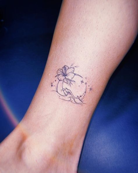 White Flower Tattoo Shoulder, Last Name With Flowers Tattoo, Wave And Whale Tail Tattoo, Pelvic Area Tattoo, Feminine Sea Turtle Tattoo, Hibiscus And Wave Tattoo, Tattoo Idea Forearm Female, Hibiscus Ocean Tattoo, Sea And Flower Tattoo