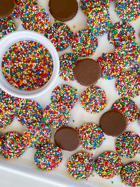 Homemade chocolate speckles/ freckles/ nonpareils | eat. live. travel. write. Non Pareils Recipe, Nonpareils Recipe, 1 Minute Mug Cakes, Chocolate With Sprinkles, Thanksgiving Buffet, Homemade Chocolate Bars, Chocolate Stores, Chocolate Diy, Chocolate Making