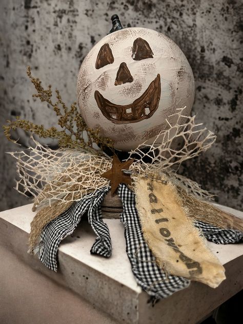 Primitive vintage Halloween decor, made with a world globe. Globe Pumpkin, Primitive Decorations, Peat Pots, Globe Diy, Painted Globe, Whimsical Art Paintings, Sweet Annie, Boho Halloween, Halloween Facts