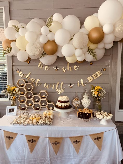 Bee Baby Shower Ideas, Bee Themed Gender Reveal, Gender Reveal Baby Shower Themes, Baby Gender Reveal Party Decorations, Honey Bee Baby Shower, Gender Reveal Party Theme, Idee Babyshower, Gender Reveal Themes, Baby Shower Theme Decorations