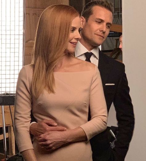 #suits #darvey #photography Suits Harvey And Donna, Donna Harvey, Specter Suits, Suits Tv Series, Suits Harvey, Donna Paulsen, Sarah Rafferty, Suits Show, Suits Tv