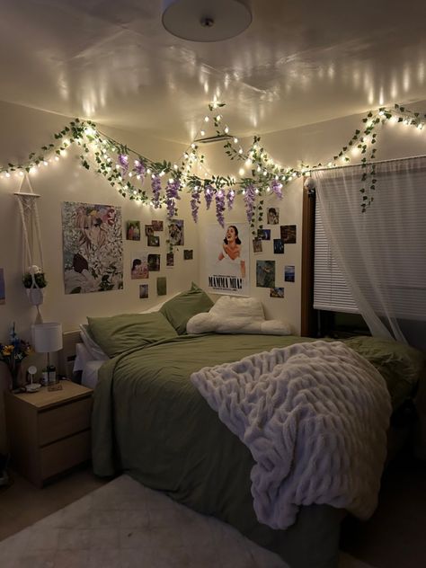 Couples Bedroom Ideas Cozy, Baddie Bedroom, Couples Ideas, College Dorm Room Decor, Cat Towers, Chill Room, Romantic Room, Pretty Aesthetic, Room Redesign