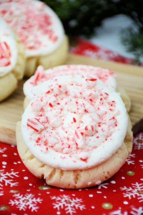 Easy Copycat Candy Cane Crumbl Cookies – Homemade Christmas Crumbl Cookie Idea – Desserts – Quick – Party Food Recipe Christmas Crumbl Cookie, Holiday Christmas Cookies, Quick Party Food, Best Christmas Cookie Recipes, Crumble Cookie Recipe, Cookies Homemade, Best Christmas Cookie Recipe, Crumbl Cookies, Easy Christmas Cookie Recipes